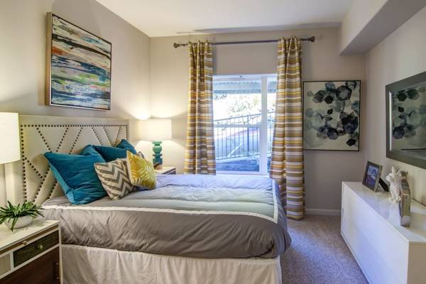 $1,637 / 1br - 714ft2 - Large Windows, Close to Park, Business Center (1940 NW Miller Rd, Portland, OR)63845978595331122