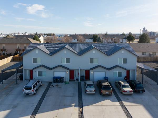 2 bed/2.5 bath townhome! Washer/dryer in unit, a/c, d/w, pets allowed! 1