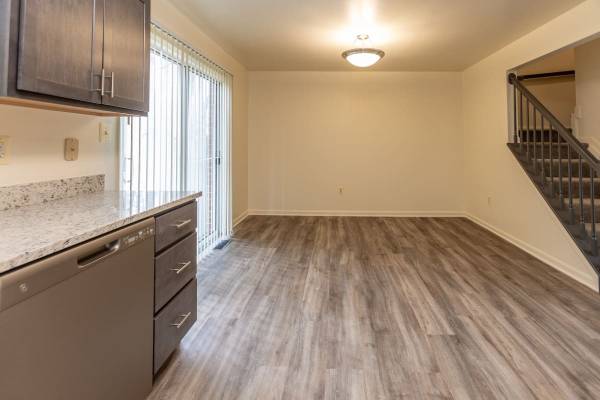 Refrigerator, Cable Ready, Off Street Parking 1