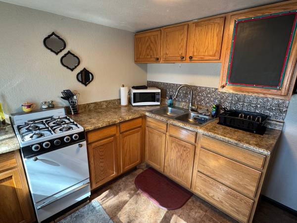 $1,499 / 1br - Furnished Private Apartment E (Ivywild Neighborhood)63686992958979121