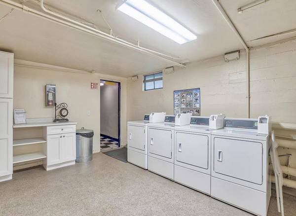 $1,350 / 1br - 1ST MONTH w $300 OFF | On-site Management & Maintenance - Pets OK (Hawthorne District)63867270587011123