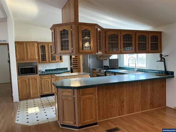 $95,000 / 3br - 1404ft2 - Beautifully Maintained  3 Bedroom MFG Senior Community $95,000 (NE Salem)64150283926657120