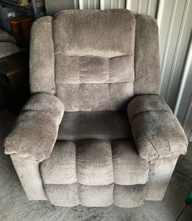 Signature DESIGN BY ASHLEY - Rocker Recliner 1