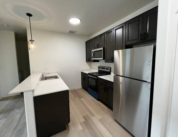 $1,395 / 1br - Remote Control Electric Fireplace Included + One Bedroom in Center St (Salem - Center Street)63660444132611122