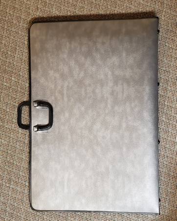 Carry case for artwork, prints,canvases. Interior pockets,zipper close 1