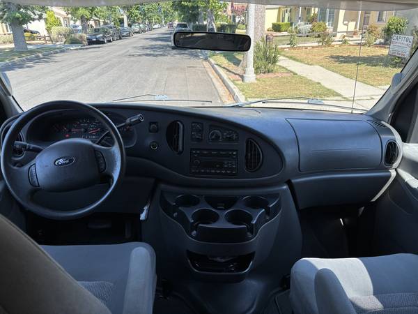 2006 Ford E-350 12 passenger van - Only 84K miles! - $12,000 (Van Nuys)63624558206977121
