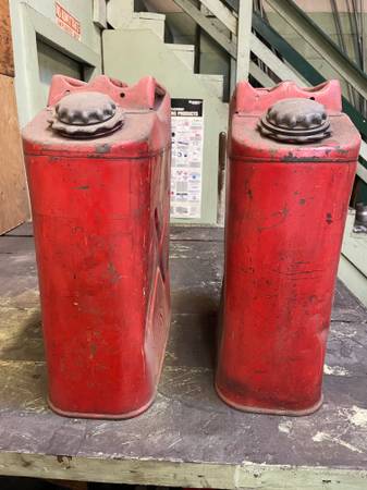 antique gas cans 1