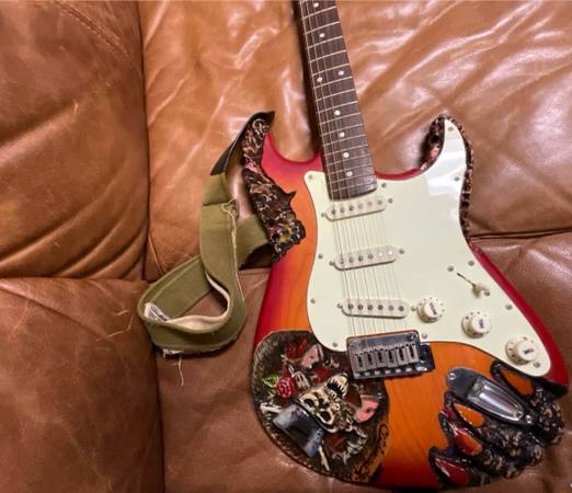 Custom Carved Fender Squier Stratocaster Electric Guitar - $320 (Miami)63471212200835121