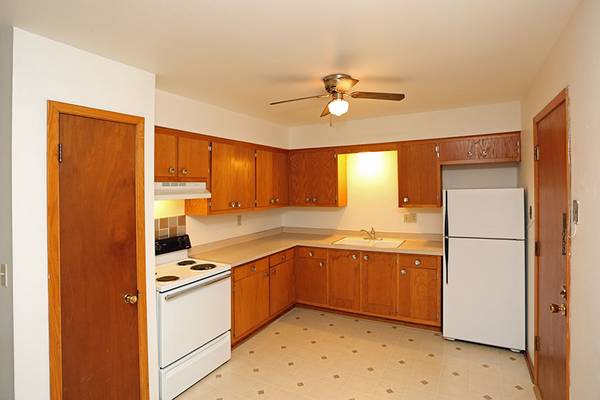 $750 / 2br - 600ft2 - Pre-3 - Fairway Apts. 1 & 2 Bed Available (Manitowoc)63813311452803123