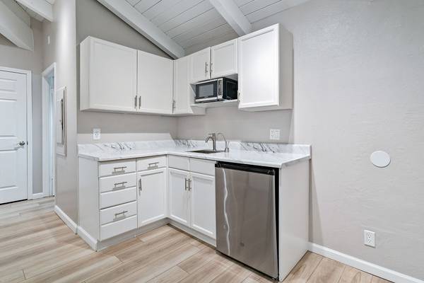 $3,165 / 1hab - 525ft2 - 1/BD, Estaciones para Mascotas, Piso de Vinilo Lujo Premium (santa cruz)63850426029443124