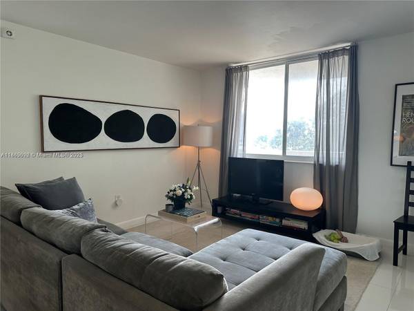 $3,100 / 2br - 950ft2 - Truly Lovely 2bd With Modern Finishes and Close to the Beach! (Altos Del Mar - Surfside)64001847078273121