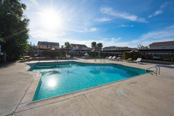 $2,105 / 1br - 750ft2 - Fully Equipped Kitchen, Sundeck with Lounge Chairs, Gated Community (Newhall)63840114948355120