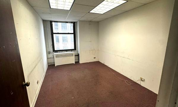 $2,940 / 700ft2 - Great small office space on Broadway in prime Downtown building! (Downtown)63689591396481120