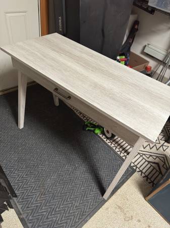 Desk with single drawer 1