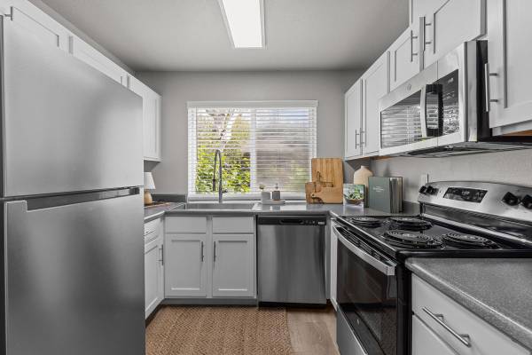 $1,955 / 3br - 1129ft2 - Basketball Court, Balcony, Deck or Patio, Hard Surface Countertops63623987782529122