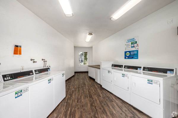 Studio/1B, Refrigerator, State-of-the-art fitness center 1