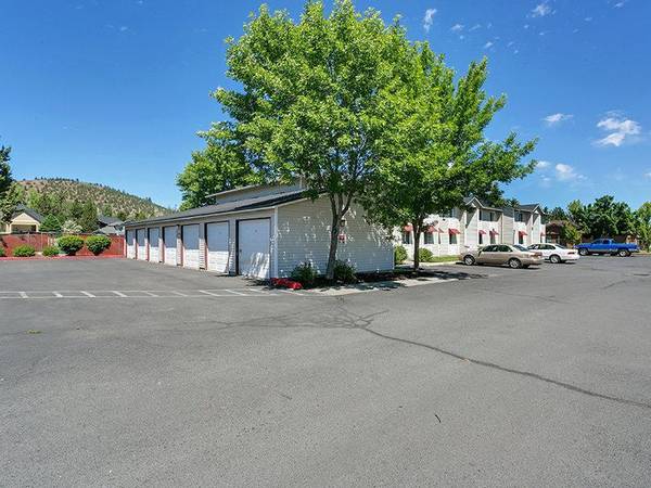 $1,788 / 3br - 1178ft2 - Casa club, Garajes disponibles, Cocinas totalmente equipadas, Refrigerador (Bend)63839292162435122