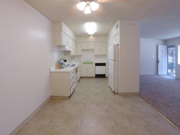 $1,595 / 2br - 888ft2 - Central A/C & Heat, Courtyard, Gated Entry, Swimming Pool63798508981891123