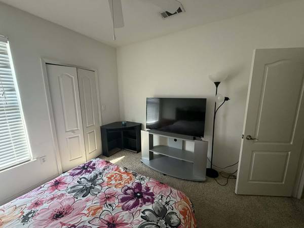 Looking for long term roommate. 1
