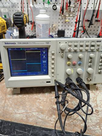 TEKTRONIX DIGITAL Storage SCOPE TDS 2002B 1