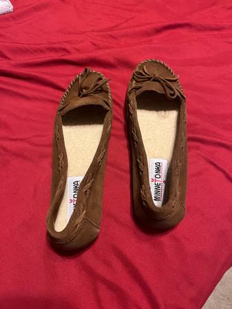 Minnetonka Mujer Talla 9 Corin Trapper Moc en Marrón Polvoriento - ligeramente usada - $20 (Burke)63471146034563124