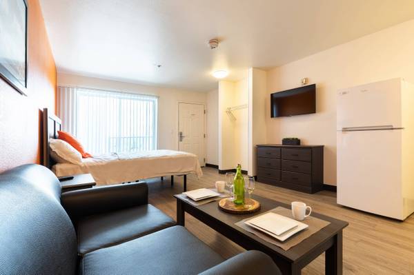 Elevator Access, Free Parking, Flat Screen TVs 1