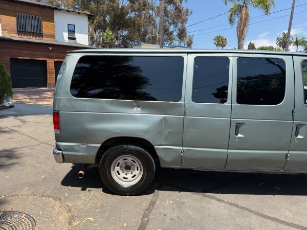 2006 Ford E-150 Passenger Van - Photo 2