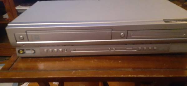 FRUNAI TRUTECH VCR / DVD PLAYER MODEL NUMBER DV220TT8 1