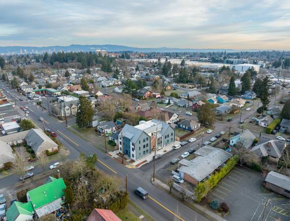 $700 / 1br - Lavadora y secadora, espacio amueblado para convivencia + habitación privada de 1 cama, sala de medios (vecindario Rose City Park)63776916620673124
