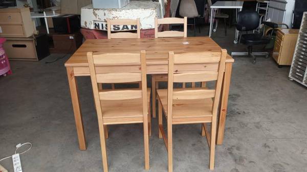 Wooden Dining table, 4 chairs, delivery ok!!! 1