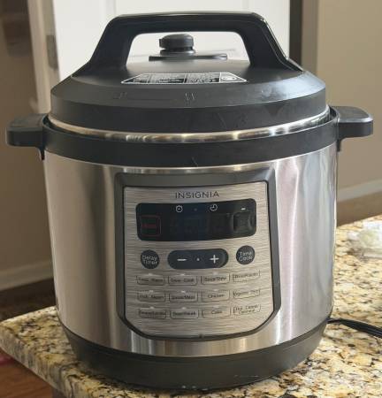 Insignia Multi-function pressure cooker 1