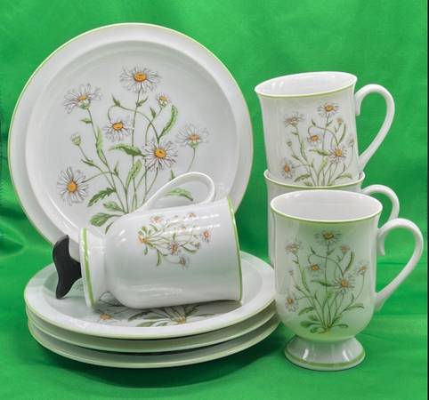 2 Vintage WILD DAISY PATTERN porcelain ROYAL DOMINO COLLECTION china p 1