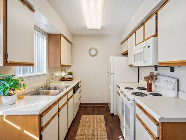 $1,470 / 2br - 960ft2 - Move In THIS WEEK! ** Pets Welcome ** (NE Cedar Rapids)63942847269122124