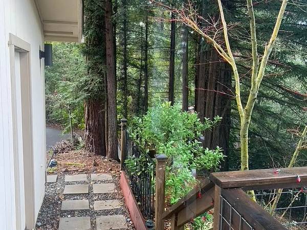$2,250 / 1br - Beautifully furnished, and fully fenced 1 bedroom/2 bathroom two-story (sonoma)63857952450817120