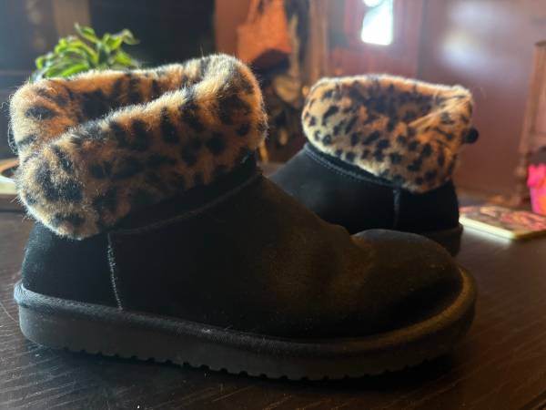 Ugg ankle boot size 8 1