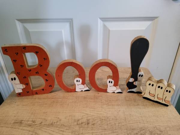 "Boo!" Wooden Letters With Ghosts 1