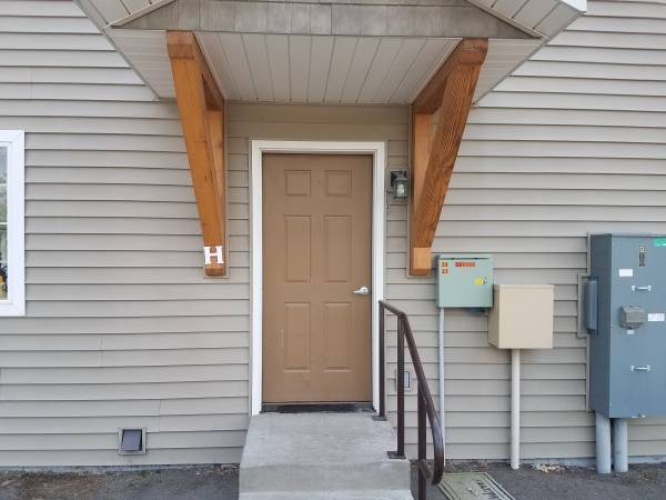 2 Bedroom 1 Bath upstairs apartment in an eight plex. 1