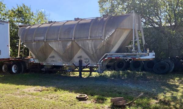 1975 Pneumatic Trailer 1