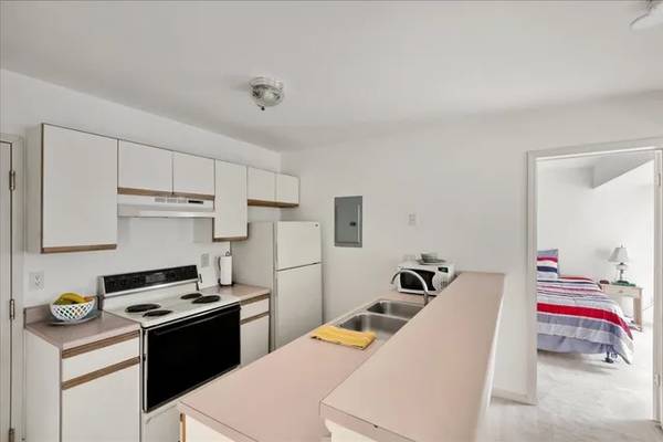 $1,450 / 1br - 571ft2 - Enjoy stunning panoramic Lake Champlain and Adirondack Mountain views (Burlington)63784684910337124