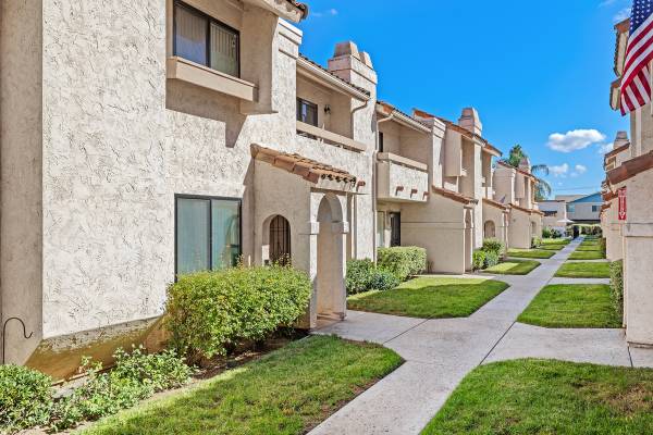 $449,000 / 2br - 1024ft2 - ***Even Better Buy Now!  2BR 1.5BA Lakeside Townhome  $449,000*** (Lakeside)64196505181314121