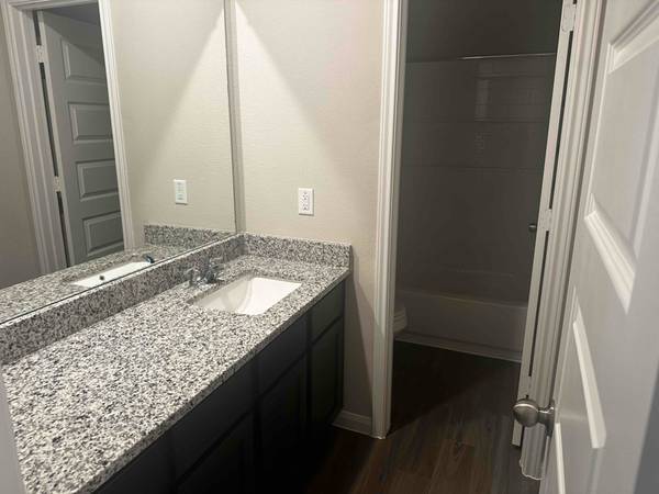 $2100.00 / 3br - 1350ft2 - Conveniently located off Highway 6 near 28863924167643779124