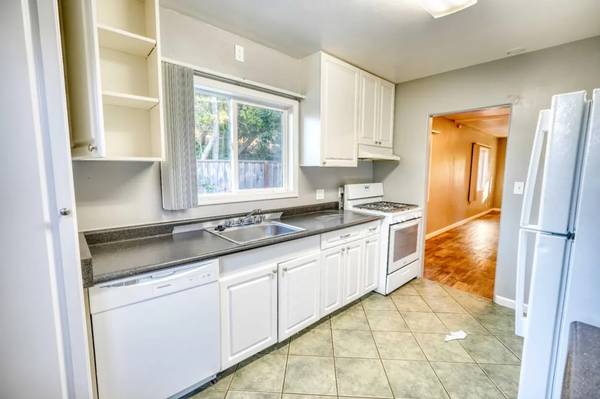 $2,000 / 2br - 950ft2 - MINUTES FROM DOWNTOWN TWO-BED ONE BATH HOME (Woodland Ave, East Palo Alto)63857951790723123