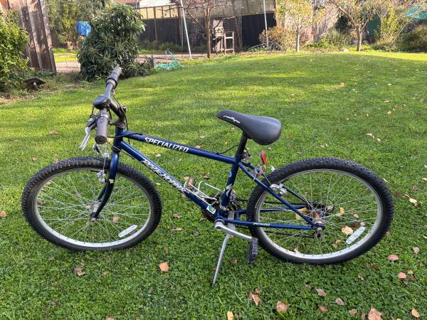 24" Specialized Rockhopper 24 Bicycle / Bike 1