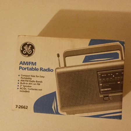 Vintage portable am/fm radio 1
