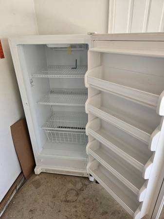 FREEZER   FRIGIDAIRE UPRIGHT 1
