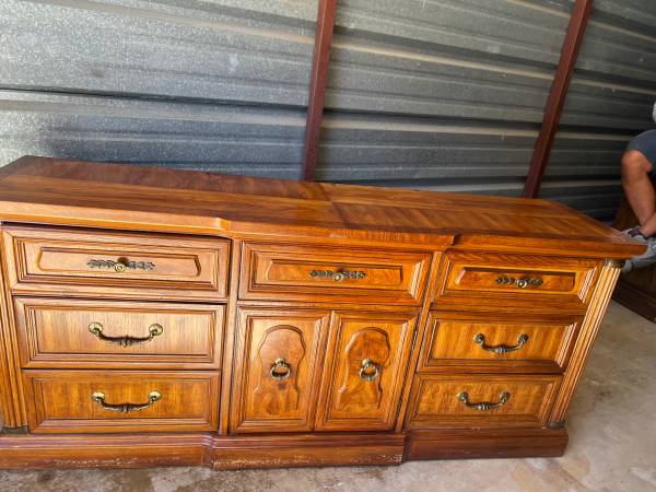 VINTAGE CHEST 1