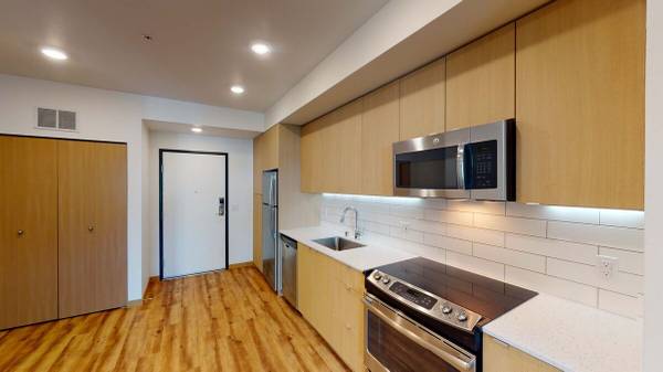 $2,208 / 1br - 771ft2 - Cozy 2nd Floor 1x1 Home with Den and Large Windows Ready Now (Seattle)63948084599298121