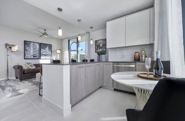 $1,000 / 1br - 410ft2 - ESTUDIO RECIENTEMENTE REMODELADO CON APARCAMIENTO, PISCINA, ETC. (SHORECREST / LADO ESTE SUPERIOR)64049281556226121