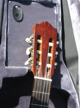 Yamaha Nylon String Acoustic Guitar with case - $125 (Marysville)63471420814083123