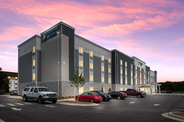 $1,350 / 1br - Tarifas semanales y mensuales bajas, a 4 millas del centro de Elkhart (810 E Windsor Ave, Elkhart, IN)63665996379137124